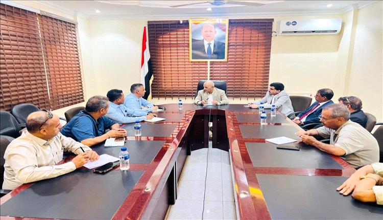 عدن.. وزير المياه يبحث تعزيز حماية البيئة البحرية مع البرنامج الأممي