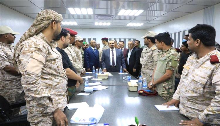 محافظ حضرموت يتابع سير دورة أمن الموانئ ويؤكد دعم الكوادر البحرية