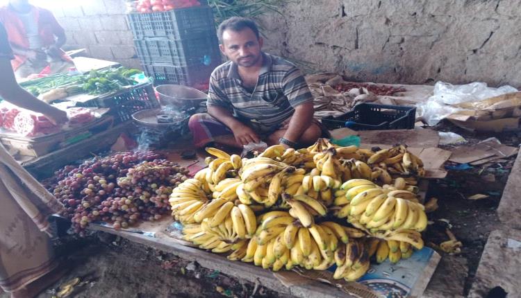 من منصة الأخبار إلى مفرشة الموز.. خريج الإعلام "مازن" يبيع الفاكهة بشرف في سوق العند
