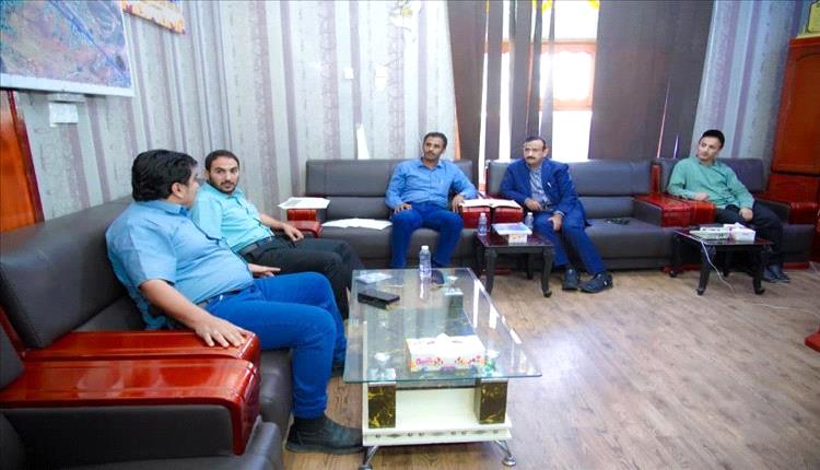 محافظ شبوة يتابع تطوير إنارة طرق عتق الحيوية