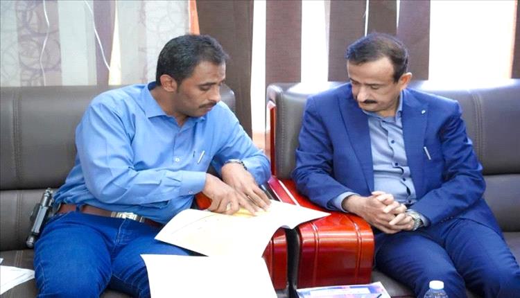 محافظ شبوة يتفقد مشاريع الإنارة وتطوير البنية التحتية في مدينة عتق