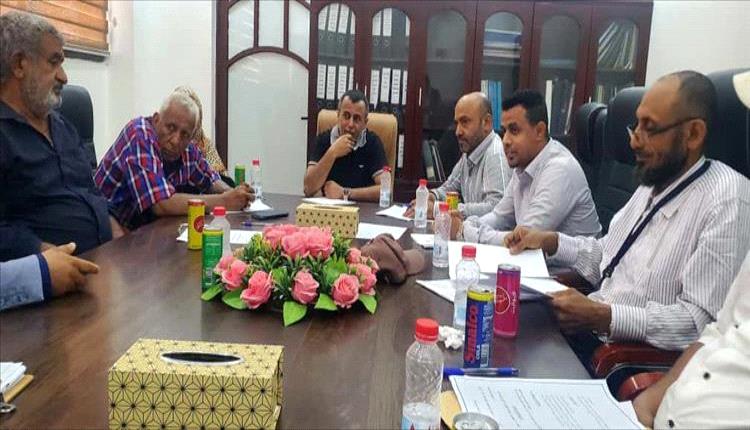مدير عام مكتب الصناعة بعدن يوجّه بإصدار قائمة سعرية موحّدة لتعزيز حماية المستهلك

