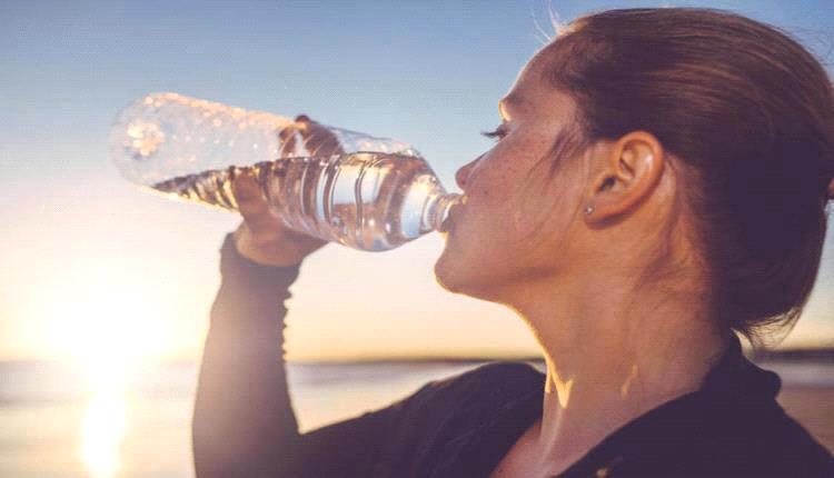 دراسة تحذر: مياه الزجاجات البلاستيكية تحمل خطرًا صامتًا يهدد الصحة والبيئة