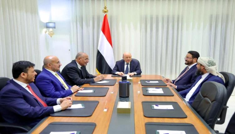 مجلس القيادة الرئاسي يمنح الحكومة كامل صلاحياتها الدستورية ويشيد بعودة صندوق النقد الدولي إلى اليمن