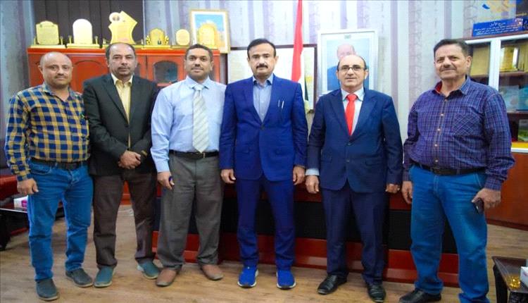 محافظ شبوة يناقش تطوير فرع الهيئة العامة للتأمينات وتحسين الخدمات