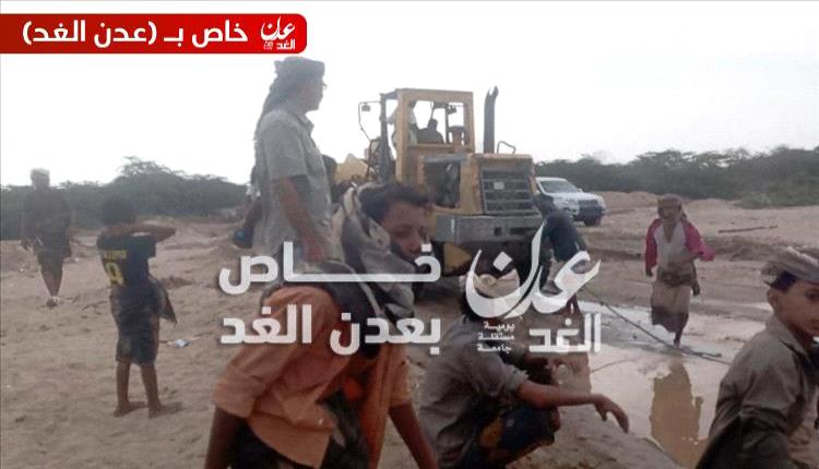 أحور تعود للحياة بعد السيول: مدير المديرية يتفقد فتح الطريق الحيوي