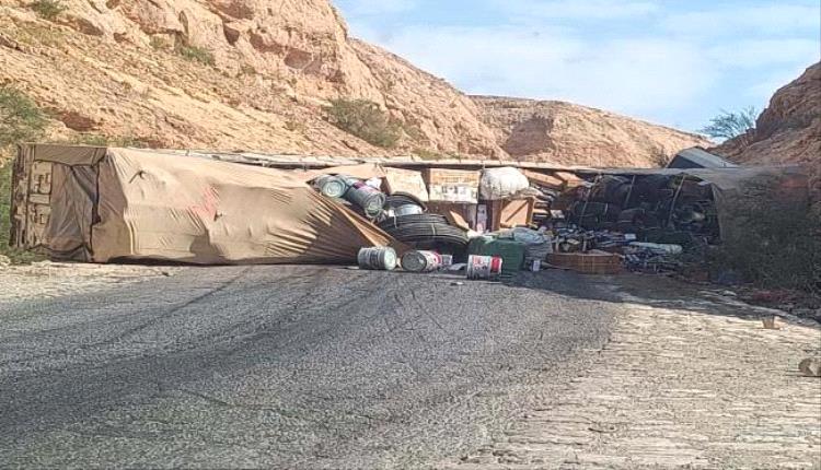 انقلاب قاطرة يغلق عقبة وادي العين في حضرموت