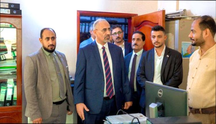 الزُبيدي يتفقد الأمانة العامة للانتقالي ويشدد على الانضباط المؤسسي