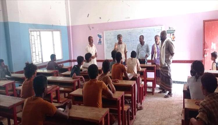 مدير التوجيه التربوي بلحج يتفقد مدارس 26 سبتمبر ويبحث سبل تعزيز العملية التعليمية
