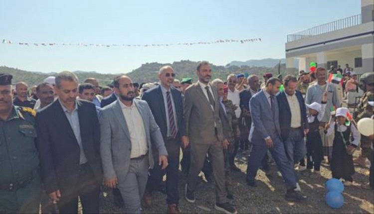 الزبيدي يفتتح مدرسة بن زايد النموذجية في الأزارق احتفاءً بثورة 14 أكتوبر