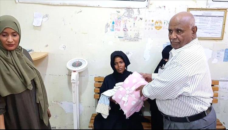 عدن تحتفل بـ62 عاماً على ثورة أكتوبر: توزيع حقائب الأمومة لدعم الأمهات والمواليد"