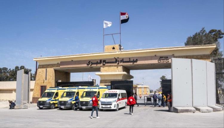 مصر تفتح أبوابها لمصابي غزة وتكثف الإغاثة الإنسانية