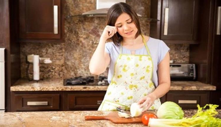 لماذا نبكي عند تقطيع البصل؟.. الأسباب العلمية وراء الدموع وحيل ذكية لتجنبها