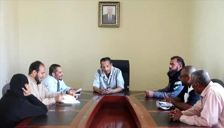 محافظ أبين ينسق مع منظمة كير لتوسيع المساعدات الإنسانية والغذائية
