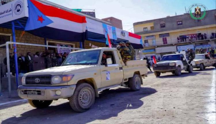 الحزام الأمني في يافع ينظم عرضًا عسكريًا بحضور الوالي احتفالاً بذكرى 14 أكتوبر
