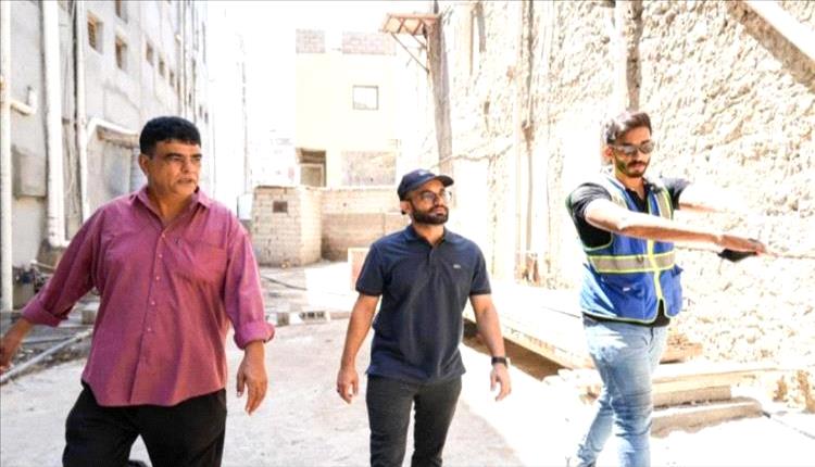 مدير صيرة يتفقد ترميم المنازل الأثرية ويؤكد الحفاظ على الهوية التاريخية