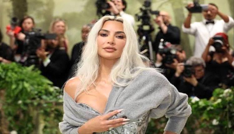 كيم كارداشيان تواعد سرّاً نجماً يصغرها بـ14 عاماً