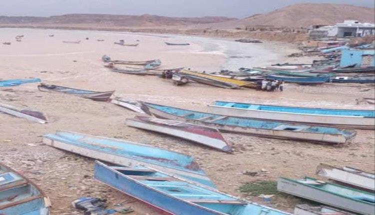 خفر السواحل بحضرموت ينقذ قوارب جرفتها السيول في الديس الشرقية