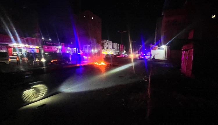 "العين الثالثة" ترصد احتجاجات غاضبة وقطعًا للطرق في مديرية المنصورة بعدن بسبب انقطاع الكهرباء