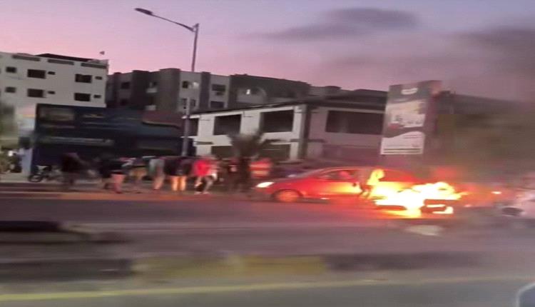 احتجاجات غاضبة وقطع للطرق في عدن بسبب انقطاع التيار الكهربائي
