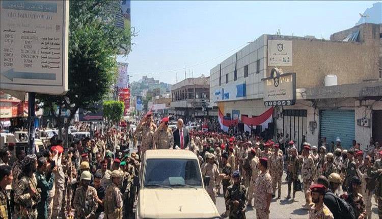 وزير الدفاع يتفقد محور تعز ويشيد بالجاهزية القتالية للفِرق العسكرية