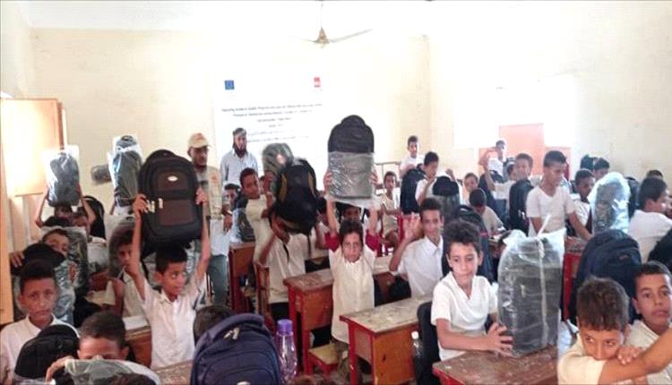 لحج تُدشن مشروع الحقائب المدرسية لتعزيز التعليم للأطفال المتأثرين بالنزاع
