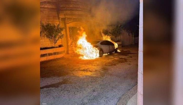 مستوطنون إسرائيليون يحرقون مركبات فلسطينيين شرقي رام الله