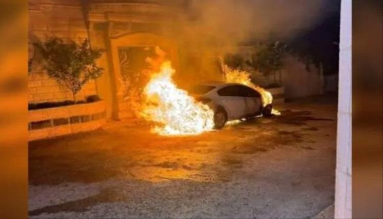 مستوطنون يشعلون مركبات فلسطينيين شرق رام الله
