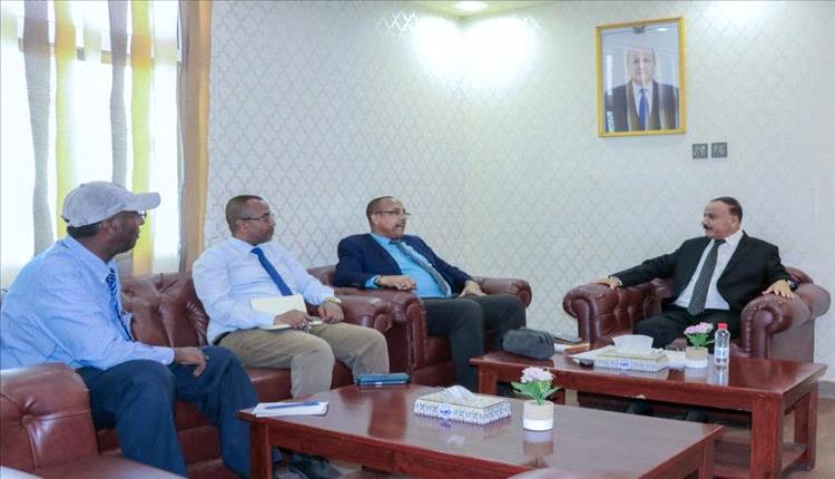 وزير النقل اليمني والسفير الصومالي يبحثان تعزيز التعاون البحري والجوي والتبادل التجاري
