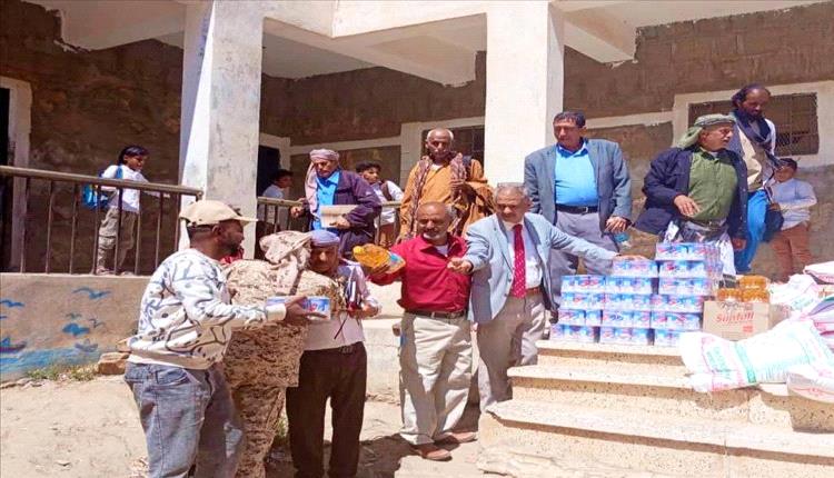 جمعية الحاجة قدرية توزع مستلزمات مدرسية على 1000 طالب في مديرية الشعيب بالضالع
