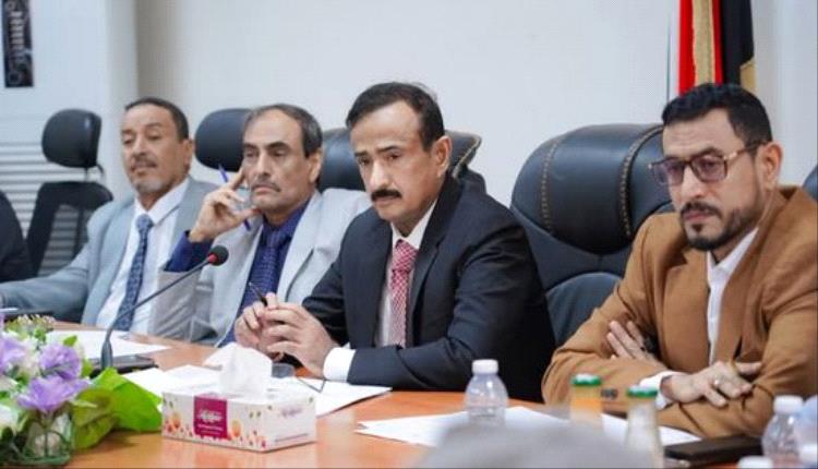 محافظ شبوة يوجه بتعزيز الأداء المؤسسي وتحسين الخدمات ورفع كفاءة الموارد