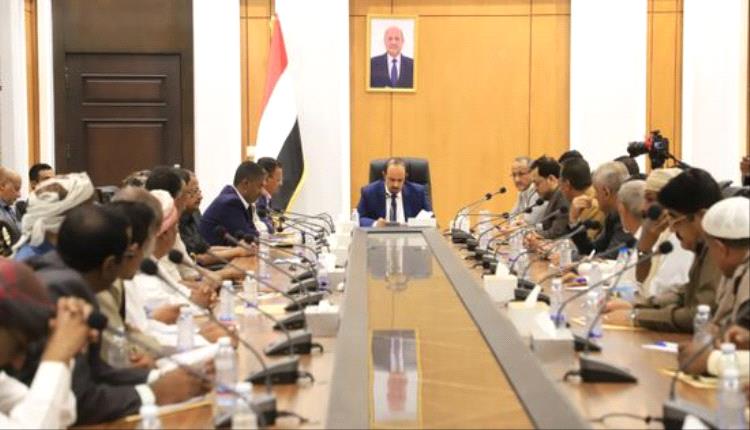 محافظ حضرموت يوجه بتحديد أولويات المشاريع التنموية ويؤكد على اللامركزية والشفافية