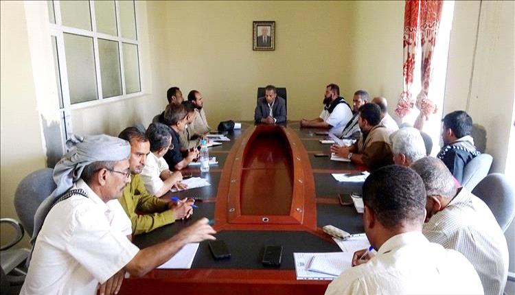 أبين تُعيد ضبط بوصلتها الإغاثية: المحافظ يراجع معايير استهداف المساعدات لتفادي إسقاط الأسر الأشد فقرًا