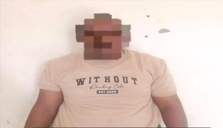 السلطات في المكلا تضبط محتالًا انتحل صفة ضابط استخبارات ونفّذ عمليات احتيال واسعة
