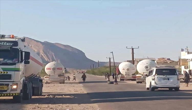 قبائل لقموش تعيد قطع طريق عدن شبوة احتجاجًا على احتجاز القميشي