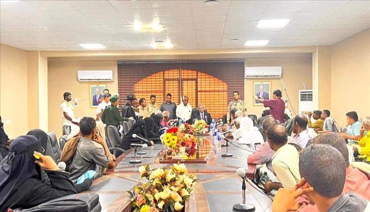 محافظ لحج يستمع لمطالب المواطنين ويعزز جهود تحسين الخدمات