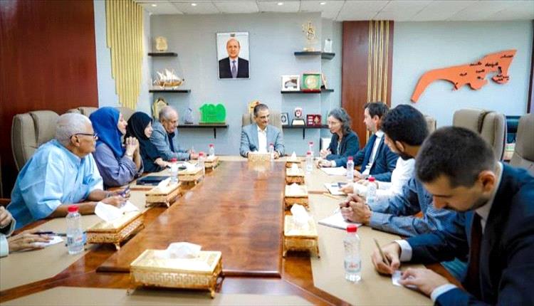 محافظ عدن والسفيرة الفرنسية يبحثان دعم المشاريع التنموية المستدامة