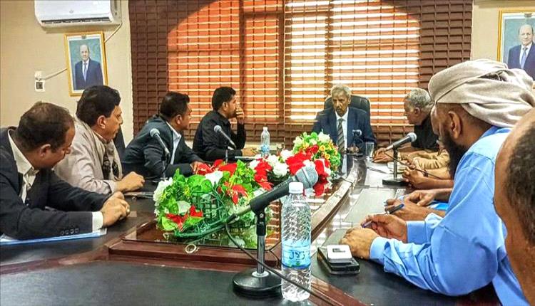 محافظ لحج يوجه بتكثيف الرقابة وتحصيل الإيرادات لخدمة المواطنين
