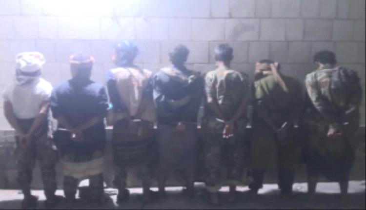 أمن أبين يضبط قائداً أمنياً وعدداً من أفراده بعد تورطهم في ابتزاز سائق مصري

