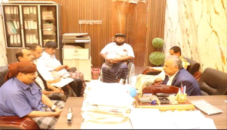 فريق التوجيه الرئاسي يطلع على نشاط صندوق النظافة بالمهرة ويشيد بجهوده
