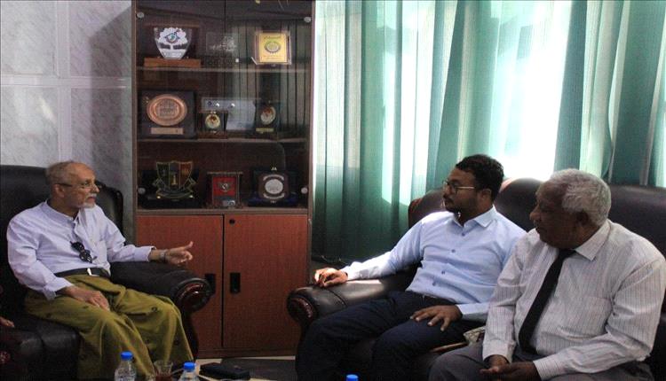 رئيس غرفة تجارة وصناعة حضرموت يلتقي إدارة مركز جامعة حضرموت لريادة الأعمال والابتكار لبحث سبل التعاون المشترك
