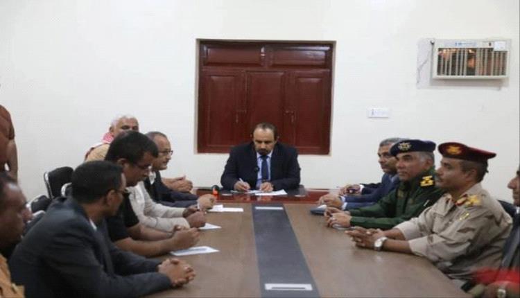 محافظ حضرموت يناقش احتياجات دوعن ويعزز الدعم لقطاعات الكهرباء والتعليم والرياضة
