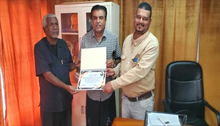 منتدى الإعلاميين وصحيفة منابر عدن يكرّمان مدير عام القطن تقديراً لجهوده التنموية