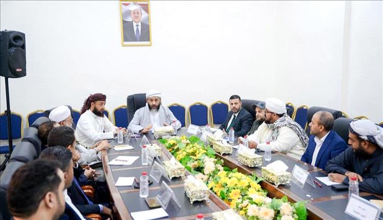 وزير الأوقاف والإرشاد يترأس اجتماعًا لمجلس الوزارة في عدن
