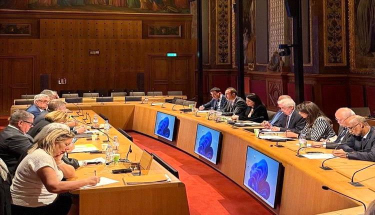 اليمن يشارك في لقاء عربي فرنسي لدعم فلسطين وتعزيز الإغاثة في غزة