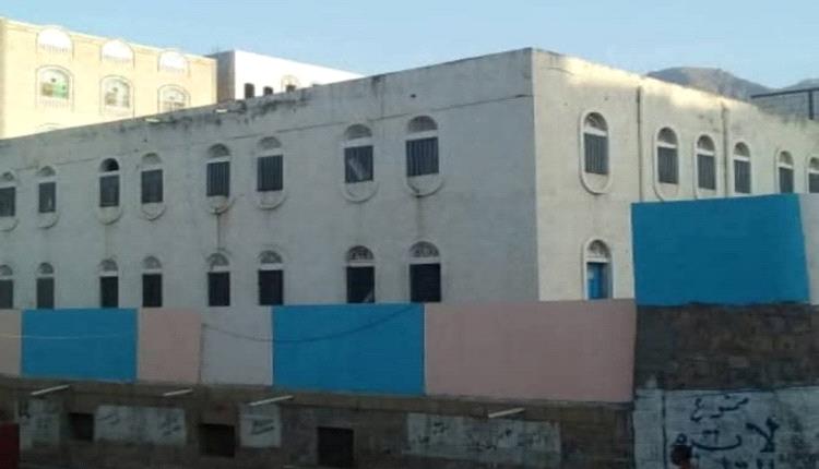 اتهامات خطيرة داخل مدرسة.. موظفات يُخرجن طالبات للقاء شباب خارج المدرسة والتحقيق يطالب بالشفافية