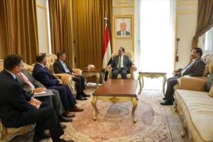 وزير الداخلية يبحث مع السفير الأمريكي تعزيز التعاون الأمني
