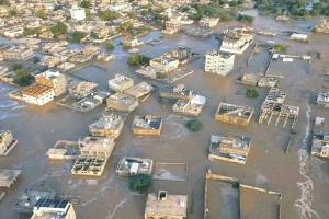 قوات الواجب 802 تقدّم 42.5 مليون ريال لإغاثة متضرري سيول عدن