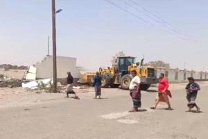 بتوجيهات محافظ عدن ..وحدة حماية الأراضي توفر الحماية الأمنية لفتح طريق شارع الأربعين بجعولة دار سعد
