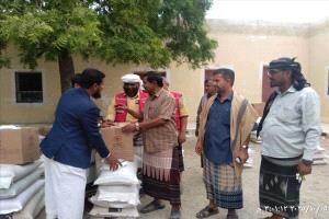 الهلال الأحمر بأبين يوزع مساعدات غذائية لـ112 أسرة نازحة في مودية
